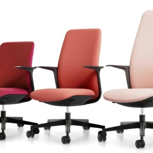 sillón giratorio de dirección de respaldo alto con brazos.