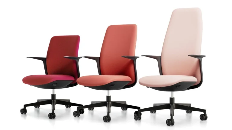 sillón giratorio de dirección de respaldo alto con brazos.