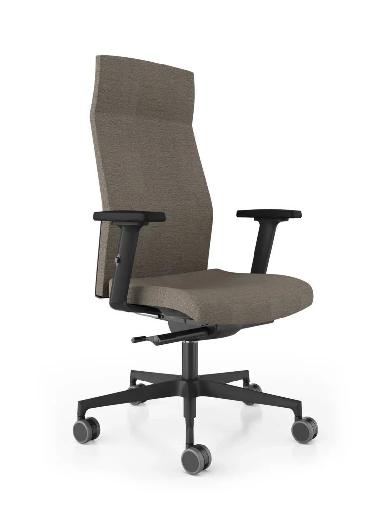 sillón giratorio de dirección de respaldo alto con brazos.