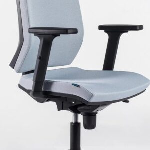 silla giratoria ergonómica operativa con respaldo y brazos.