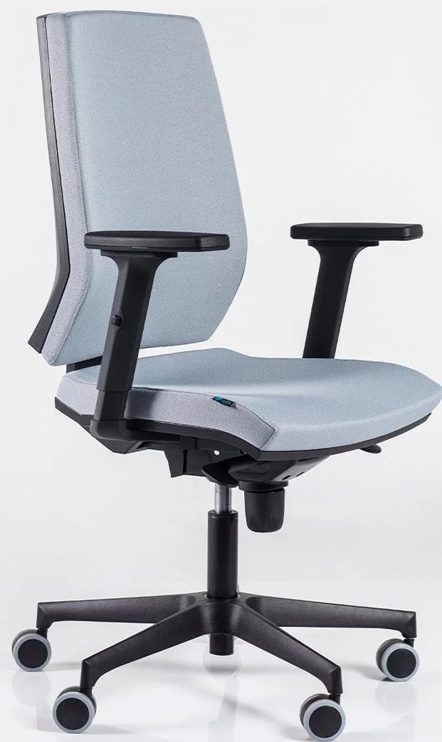silla giratoria ergonómica operativa con respaldo y brazos.