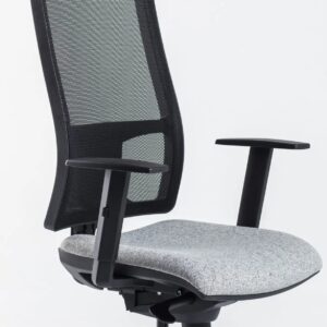 silla giratoria ergonómica operativa con respaldo y brazos.