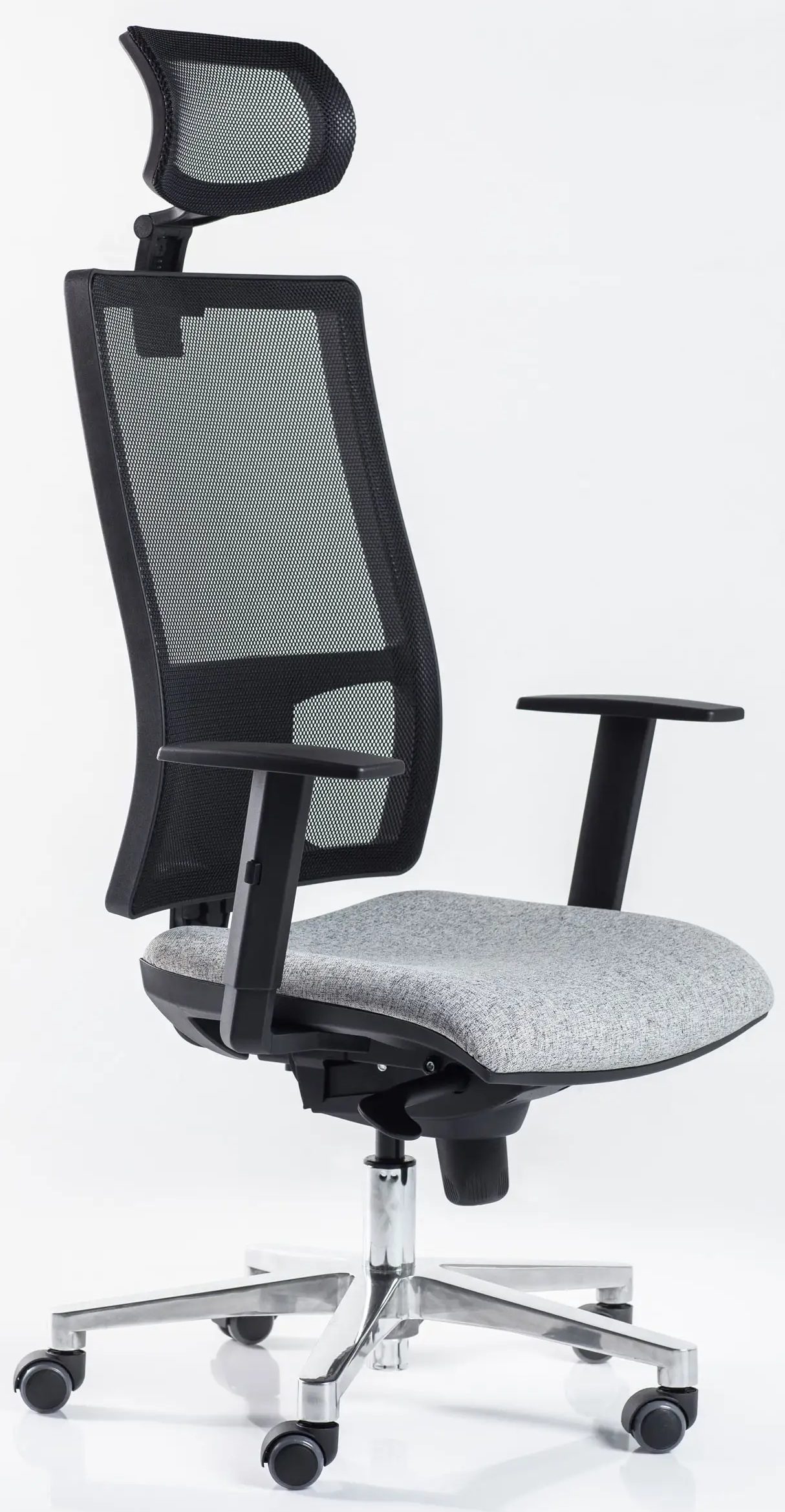 silla giratoria ergonómica operativa con respaldo y brazos.