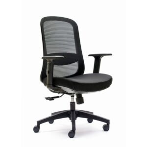 silla giratoria ergonómica operativa con respaldo y brazos.